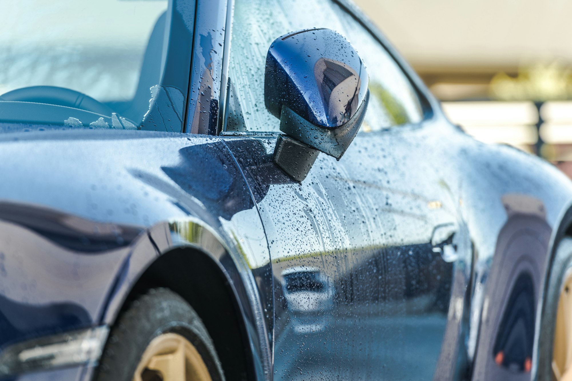 Explicación sobre cómo el diagnóstico temprano previene problemas costosos en autos de lujo.