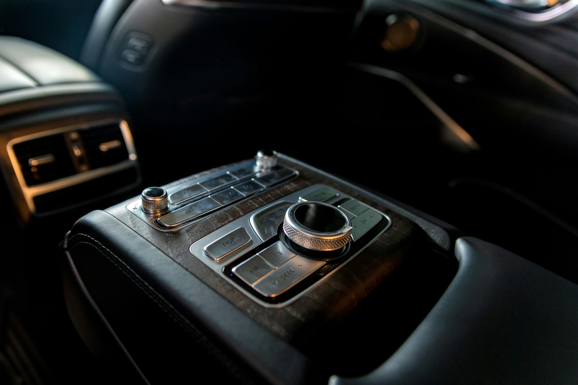 Consejos para mantener autos de lujo en excelente estado mediante un mantenimiento diario sencillo.