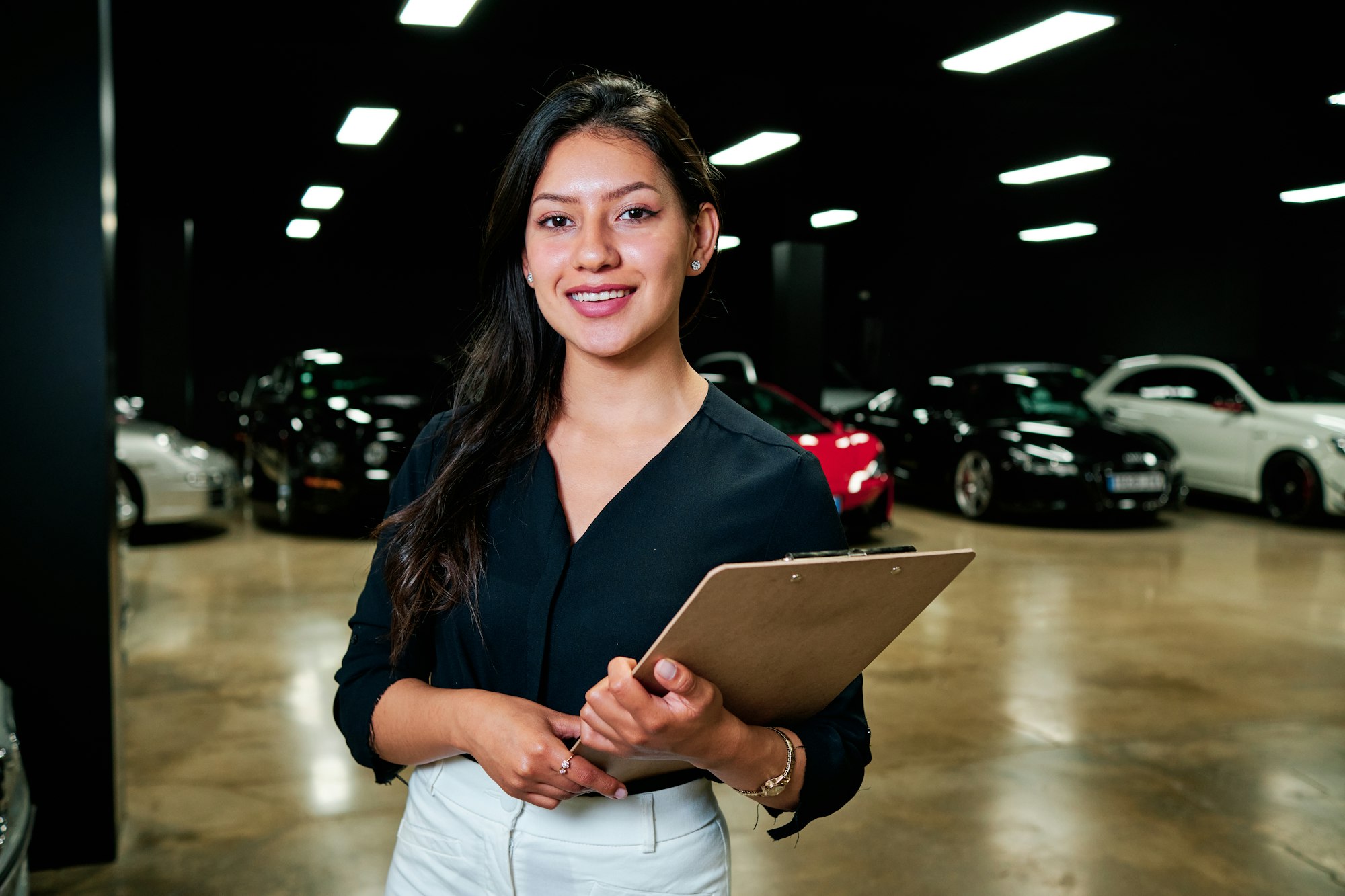 Explicación sobre cómo el mantenimiento de alto rendimiento mejora el desempeño de autos de lujo.